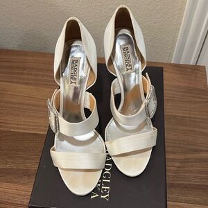 Badgley Mischka Buckle Pumps White Satin Size 9.5